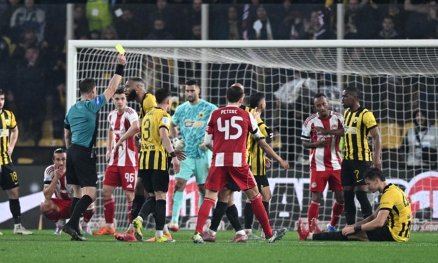 ΔΕΑΒ: Έχουν ταυτοποιηθεί όσοι έριξαν αντικείμενα και την ομπρέλα - Τι αναφέρει για το σκεπτικό της τιμωρίας της ΑΕΚ