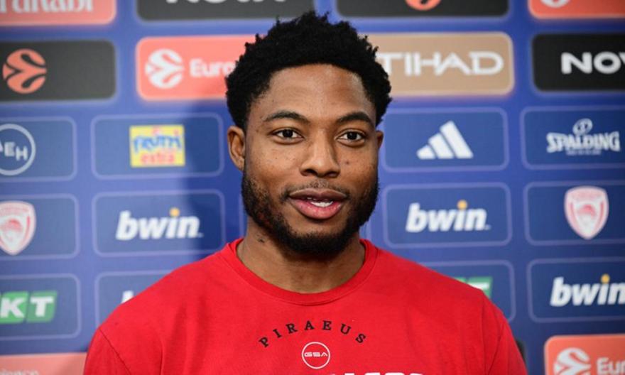 Τζόουνς: «Προσαρμόζομαι οπουδήποτε πηγαίνω να παίξω, είναι κάτι που κάνω όλη μου τη ζωή»