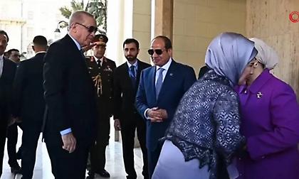 «Αδελφέ μου, Ερντογάν»: Ο Αλ Σίσι υποδέχτηκε στο Κάιρο τον Τούρκο πρόεδρο