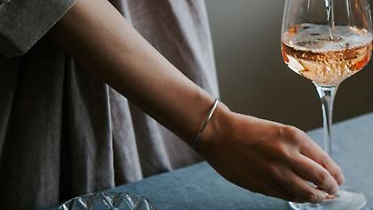 Γιατί το κρασί έχει καλύτερη γεύση στο εστιατόριο και πώς να πετύχεις το ίδιο αποτέλεσμα στο σπίτι