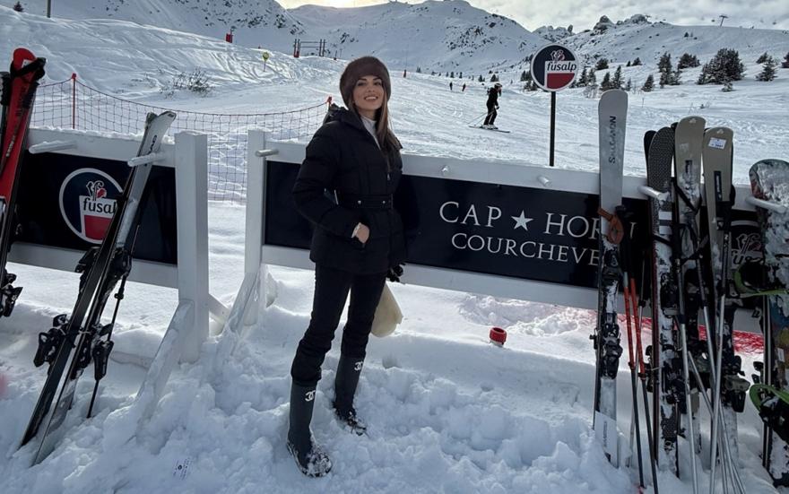 Σταματίνα Τσιμτσιλή: Στο Courchevel με γαλότσες Chanel (που έχει βάλει κι άλλη celebrity)