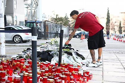 ΠΑΟΚ: Ο Χόρχε Σάντσες άφησε λουλούδια στο μνημείο για τους επτά φίλους της ομάδας