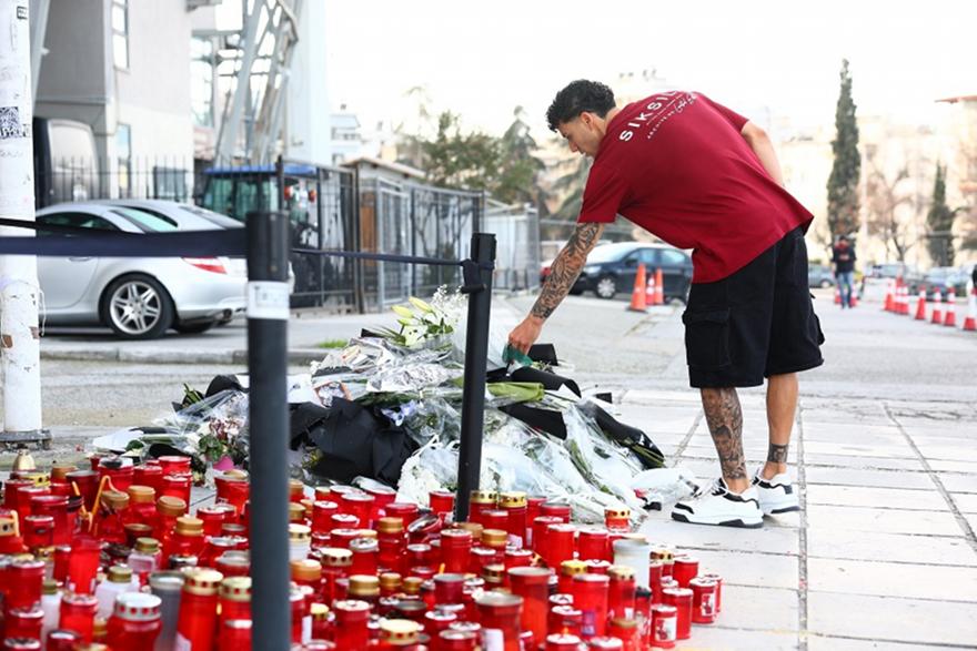 ΠΑΟΚ: Ο Χόρχε Σάντσες άφησε λουλούδια στο μνημείο για τους επτά φίλους της ομάδας