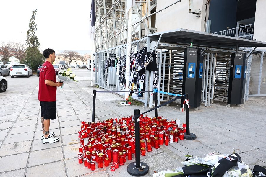 ΠΑΟΚ: Ο Χόρχε Σάντσες άφησε λουλούδια στο μνημείο για τους επτά φίλους της ομάδας