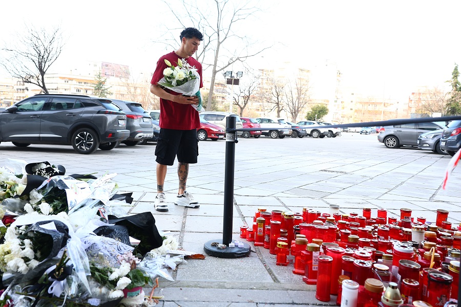 ΠΑΟΚ: Ο Χόρχε Σάντσες άφησε λουλούδια στο μνημείο για τους επτά φίλους της ομάδας