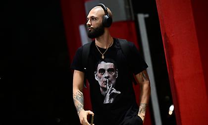 Ο Φουρνιέ με μπλούζα Μπαρτζώκα στο ΣΕΦ, πριν την αναμέτρηση  του Ολυμπιακού με τη Βίρτους