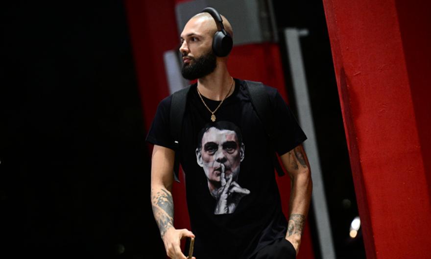 Ο Φουρνιέ με μπλούζα Μπαρτζώκα στο ΣΕΦ, πριν την αναμέτρηση  του Ολυμπιακού με τη Βίρτους