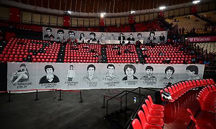 Ολυμπιακός: Το πανό για την τραγωδία της Θύρας 7 στο ΣΕΦ