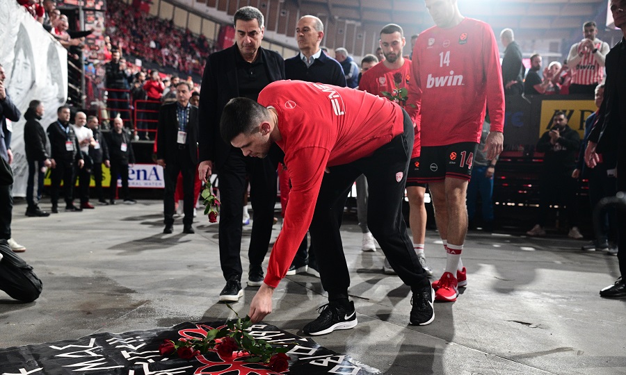 Ολυμπιακός: Ομάδα και Χάκετ άφησαν λουλούδια στη μνήμη των θυμάτων της Θύρας 7