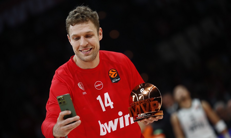 Ολυμπιακός: Ομάδα και Χάκετ άφησαν λουλούδια στη μνήμη των θυμάτων της Θύρας 7