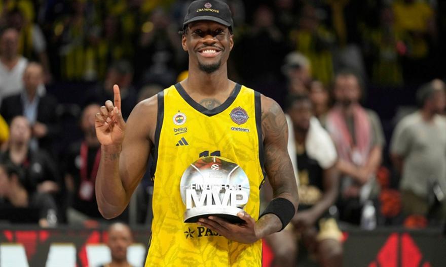 Σαμπουντσούογλου: «Η Φενέρμπαχτσε κατέθεσε πρόταση στον Χέιζ-Ντέιβις, αλλά οι άλλες δύο προσφορές είναι υψηλότερες»