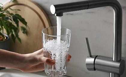 Νερό εμφιαλωμένο ή βρύσης: Ποια είναι η καλύτερη επιλογή;