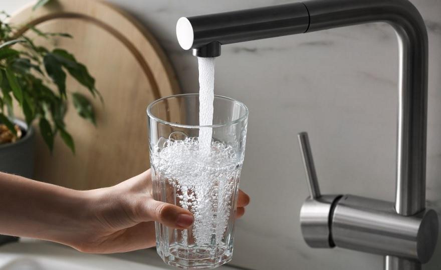 Νερό εμφιαλωμένο ή βρύσης: Ποια είναι η καλύτερη επιλογή;