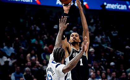 Πήραν το ντέρμπι του Τέξας οι Σπερς, νίκησαν τους Σίξερς αλλά έχασαν Ντόντσιτς οι Λέικερς