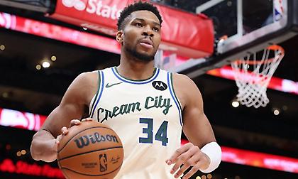 Μπιλ Σίμονς: «Πέταξε άλλη μια σεζόν στα σκουπίδια ο Αντετοκούνμπο»