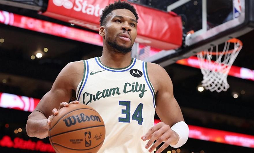 Μπιλ Σίμονς: «Πέταξε άλλη μια σεζόν στα σκουπίδια ο Αντετοκούνμπο»