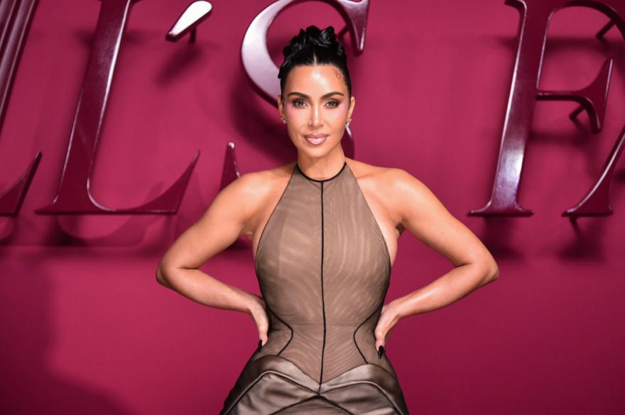 Η Kim Kardashian τολμά να φορέσει naked dress για ένα τετ-α-τετ δείπνο με τον Lewis Hamilton