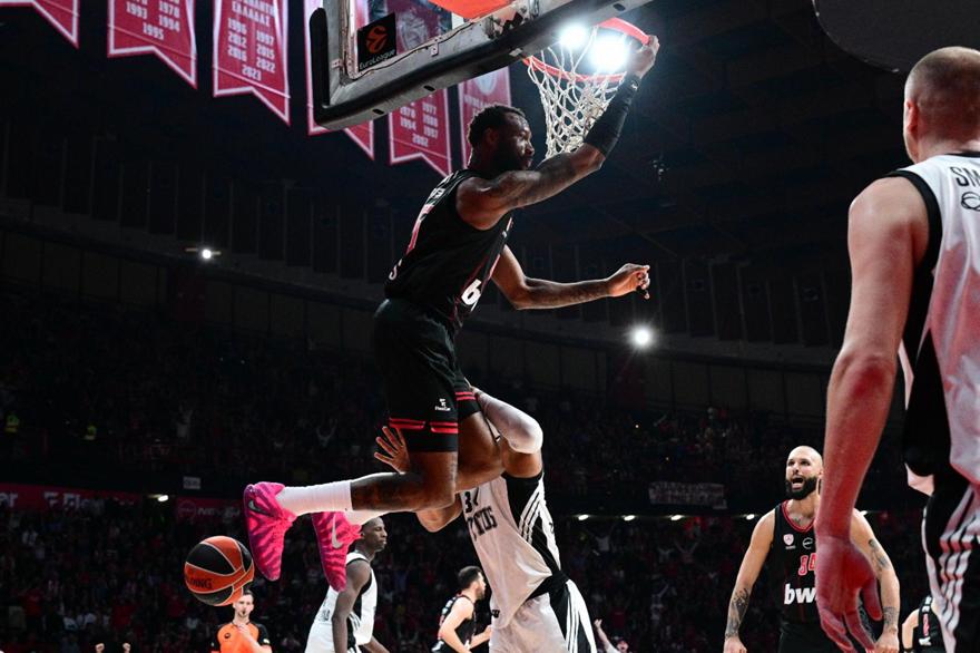 Με δημιουργία Φουρνιέ και τρομερό alley-oop κάρφωμα Χολ το Top 10 της αγωνιστικής στην Ευρωλίγκα