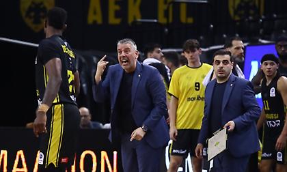 Βολές Παπαθεοδώρου για τους παίκτες του: «Οι ξένοι μας δεν εμφανίστηκαν στα τελευταία πέντε λεπτά»