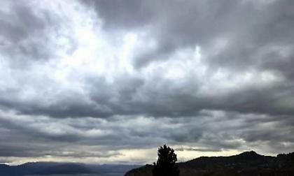 Καιρός: Βροχές σε δυτικά και βόρεια, πρόσκαιρα χιόνια στα ορεινά