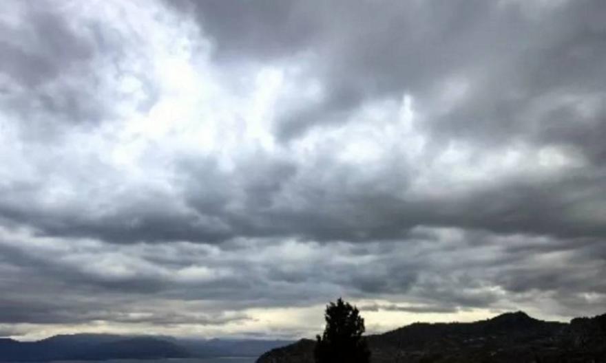 Καιρός: Βροχές σε δυτικά και βόρεια, πρόσκαιρα χιόνια στα ορεινά