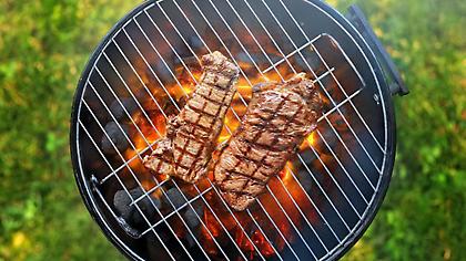 Σχάρα, φούρνος ή τηγάνι; Ο ειδικός στο κρέας Νίκος Μαρόλης μας δίνει tips για να τσικνίσουμε στο σπίτι