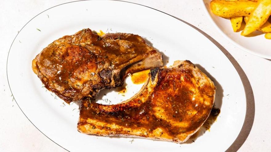 Χοιρινές μπριζόλες -κρασάτες- στο τηγάνι