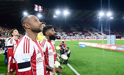 Συγκίνηση και σιωπή για τους 21 που δεν γύρισαν ποτέ: Το τελετουργικό στο «Γ.Καραϊσκάκης» για την τραγωδία της Θύρας 7