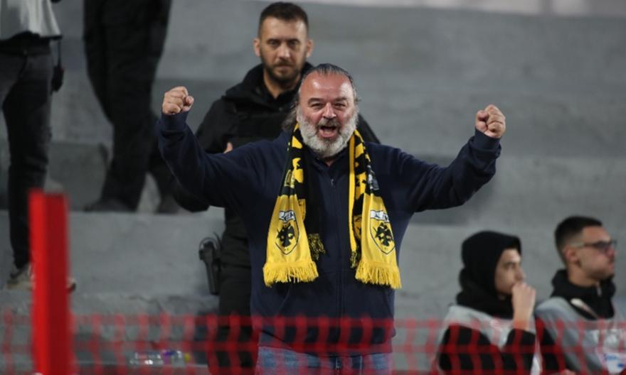 Με υψωμένες γροθιές πανηγύρισε ο Ηλιόπουλος το «διπλό» της ΑΕΚ στις Σέρρες