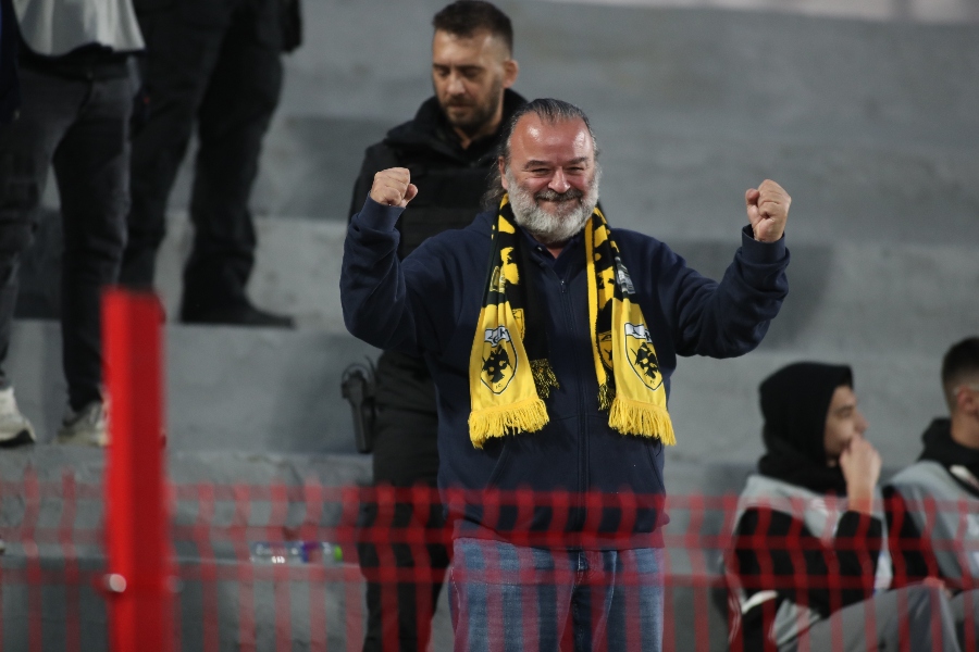 Πανσερραϊκός-ΑΕΚ 0-4: Με υψωμένες γροθιές πανηγύρισε ο Ηλιόπουλος το «διπλό»