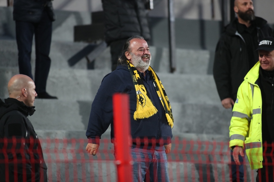 Πανσερραϊκός-ΑΕΚ 0-4: Με υψωμένες γροθιές πανηγύρισε ο Ηλιόπουλος το «διπλό»