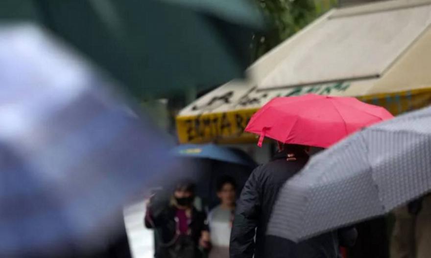 Καιρός: Βροχές και καταιγίδες σε όλη τη χώρα, πτώση θερμοκρασίας και χιόνια στα ορεινά