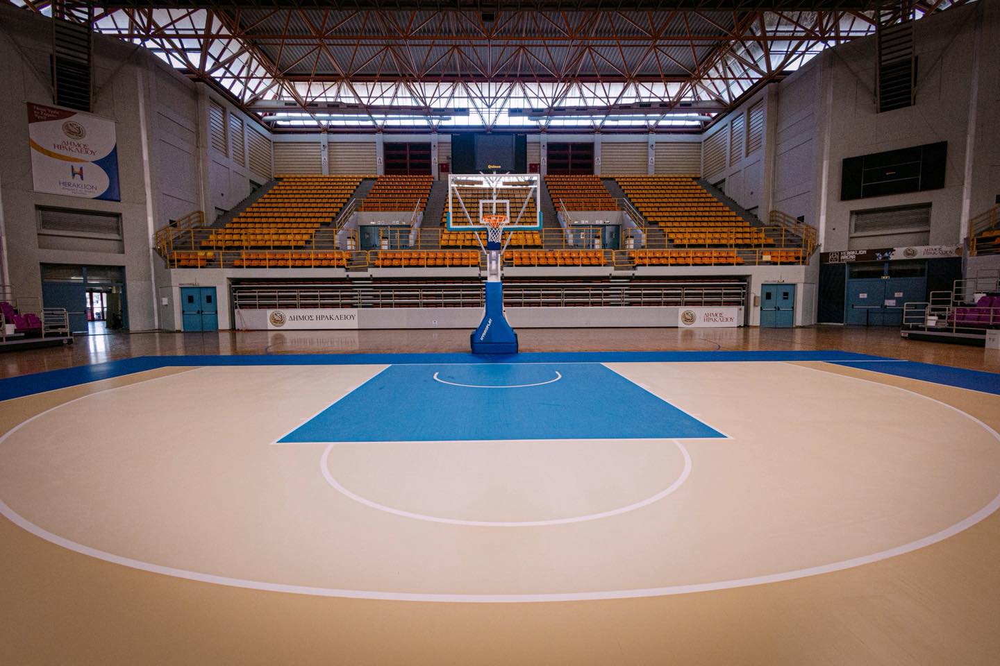 Έγινε γαλανόλευκο το παρκέ στα «Δύο Αοράκια» εν όψει του Final 8 Κυπέλλου