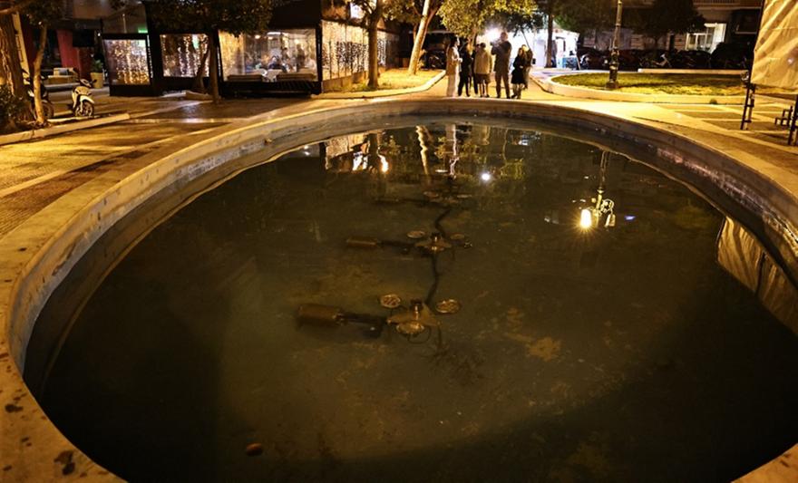 «Είπα ψέματα ότι είμαι γιατρός για να με αφήσουν να το σώσω» - Συγκλονιστική μαρτυρία για το παιδάκι στο σιντριβάνι της