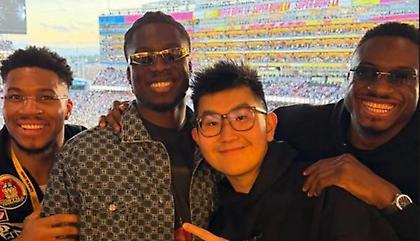 Αντετοκούνμπο και Σιάο παρακολούθησαν μαζί από τις κερκίδες το Super Bowl