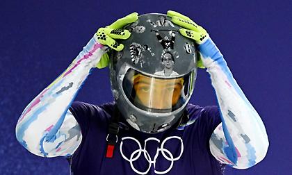 Χειμερινοί Ολυμπιακοί Αγώνες: Ουκρανός αθλητής φορά κράνος με φωτογραφίες αθλητών που σκοτώθηκαν στον πόλεμο