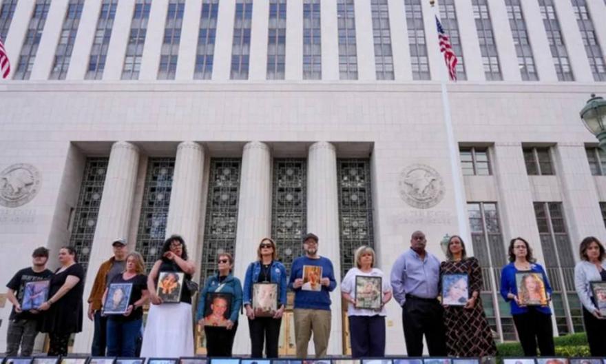 Στο «εδώλιο» Instagram και YouTube με την κατηγορία του εθισμού