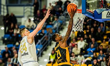 «Βροχή» τριπόντων από την ΑΕΚ στην Καρδίτσα στο πρώτο ημίχρονο με παράσταση από Νάναλι-Μπάρτλεϊ