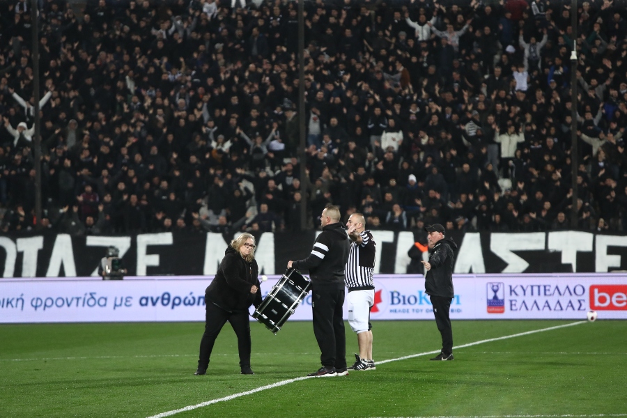 Τούμπα: Μητέρα ενός εκ των θυμάτων της Ρουμανίας έδωσε το σύνθημα στου οπαδούς του ΠΑΟΚ