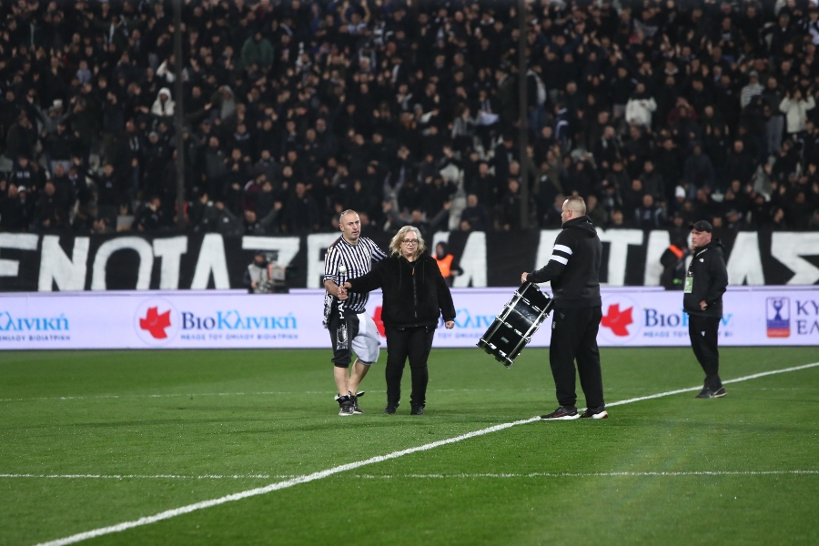 Τούμπα: Μητέρα ενός εκ των θυμάτων της Ρουμανίας έδωσε το σύνθημα στου οπαδούς του ΠΑΟΚ