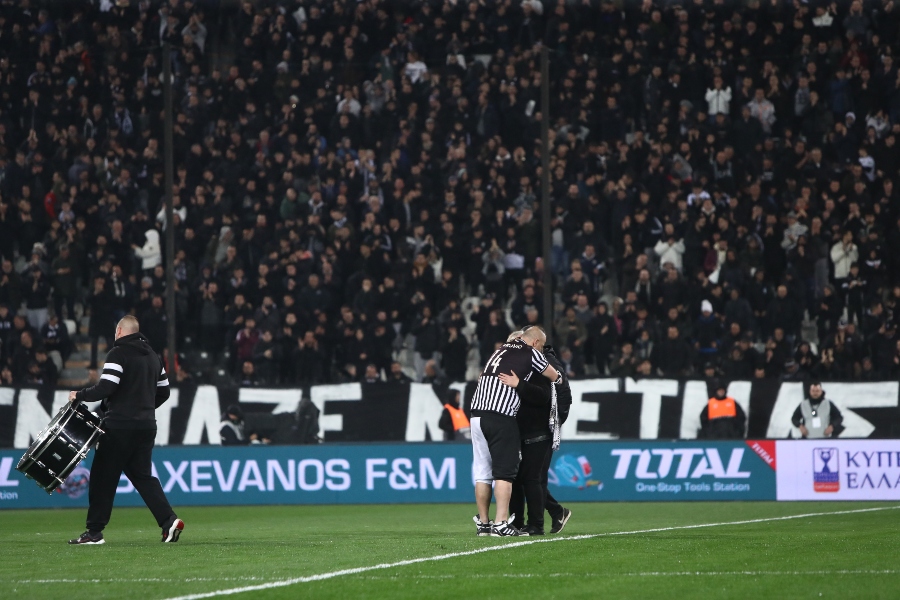 Τούμπα: Μητέρα ενός εκ των θυμάτων της Ρουμανίας έδωσε το σύνθημα στου οπαδούς του ΠΑΟΚ