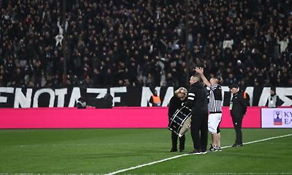 Συγκινητική στιγμή στην Τούμπα: Μητέρα ενός εκ των θυμάτων της Ρουμανίας χτύπησε το τύμπανο των οργανωμένων