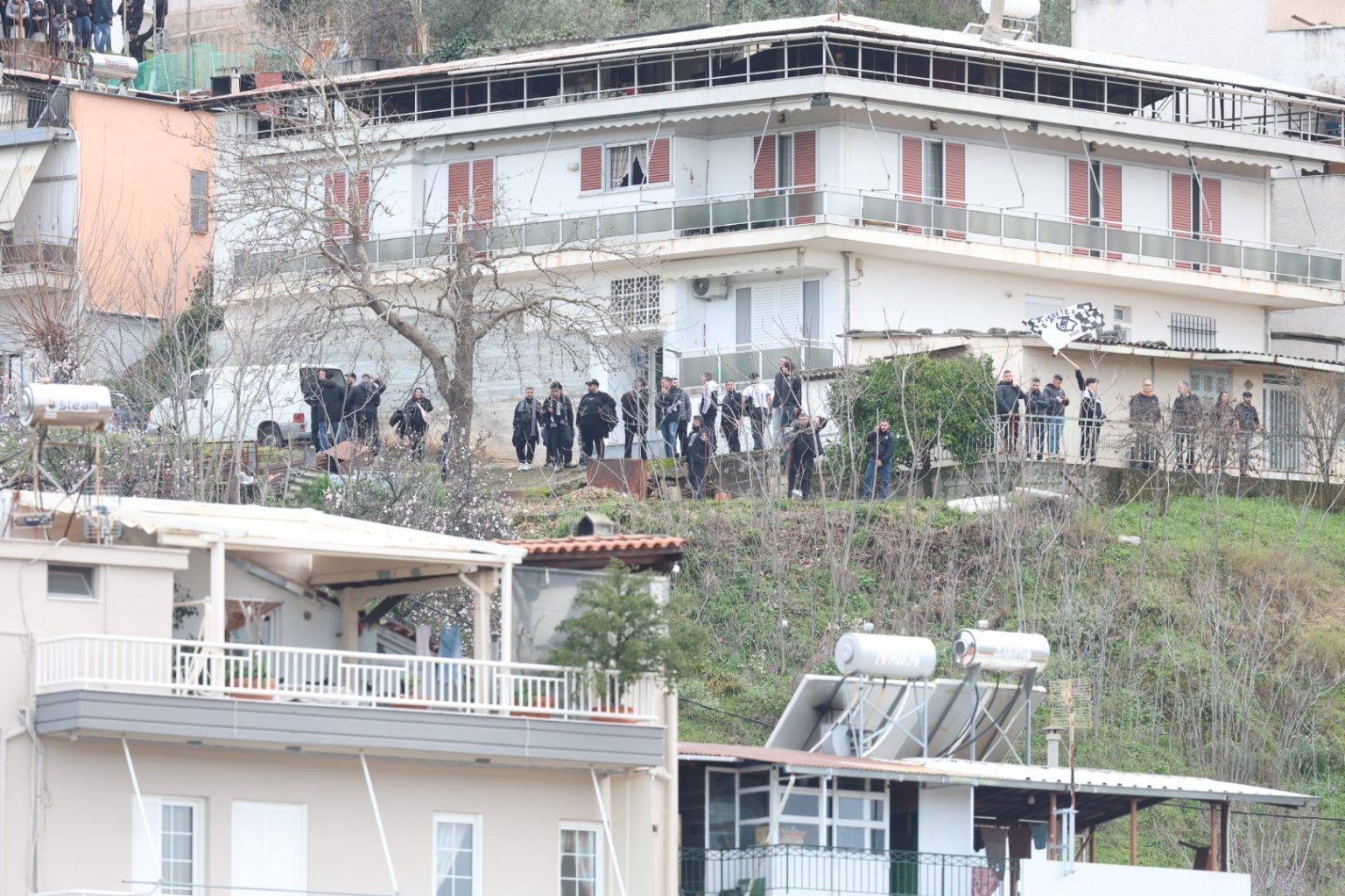 Λεβαδειακός-ΟΦΗ: Οπαδοί των Κρητικών στον λόφο πίσω από το γήπεδο και ανάμεσα στα δέντρα