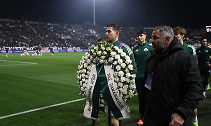 Οι παίκτες του Παναθηναϊκού τίμησαν τη μνήμη των 7 καταθέτοντας στεφάνι μπροστά από τη Θύρα 4 και χειροκροτήθηκαν