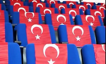 Η Πέτκιμσπορ γέμισε το γήπεδο με τουρκικές σημαίες πριν το ματς με το Περιστέρι