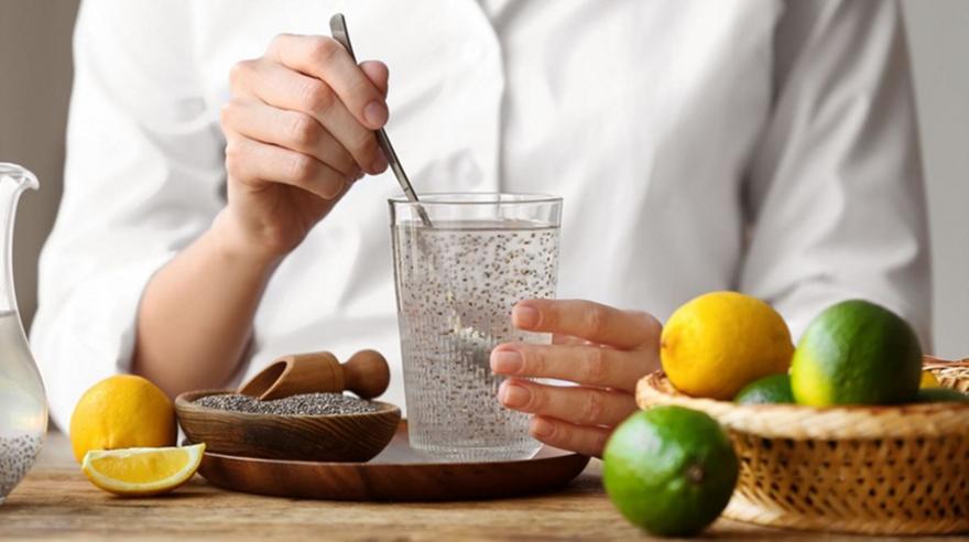 Νερό με σπόρους τσία: Η νέα τάση στο αδυνάτισμα