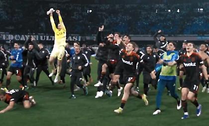 Το ξέσπασμα και η χαρά του Φάμπρεγας με τον κόσμο: Η στιγμή της πρόκρισης της Κόμο στα ημιτελικά μετά από 40 χρόνια!