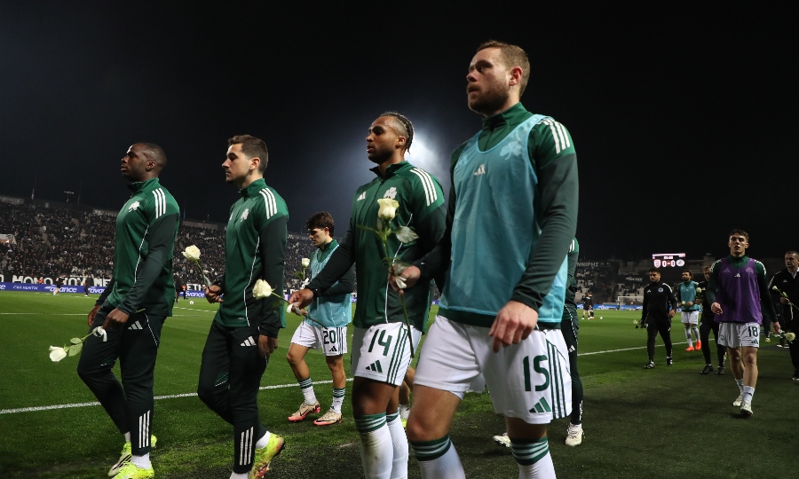 Παναθηναϊκός: Οι παίκτες του τίμησαν τη μνήμη των 7 καταθέτοντας στεφάνι μπροστά από τη 4