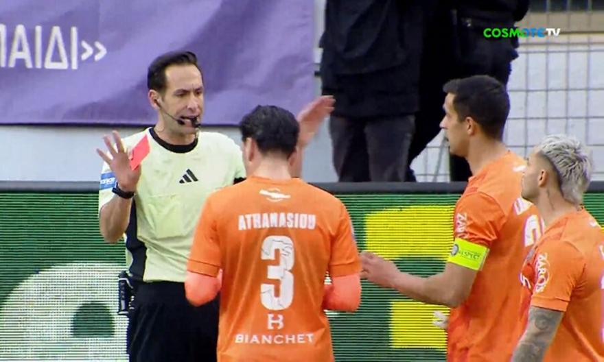 Απέβαλε τον Αθανασίου με απευθείας κόκκινη και την πήρε πίσω μέσω VAR ο Παπαπέτρου