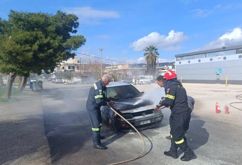 Στιγμές αγωνίας στην Ερέτρια: Ηλικιωμένοι είδαν το αυτοκίνητό τους να τυλίγεται στις φλόγες